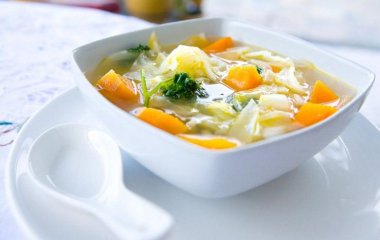 Лікарі назвали найкорисніші та шкідливі супи
