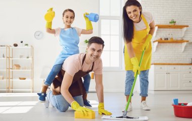 Додайте дві столові ложки одного продукту у воду для миття підлоги — зміни помітить вся родина: блистітиме чистотою