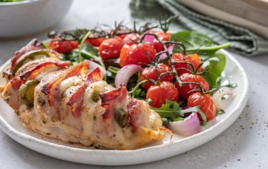 Фаршированная куриная грудка с беконом в духовке: рецепт праздничного блюда