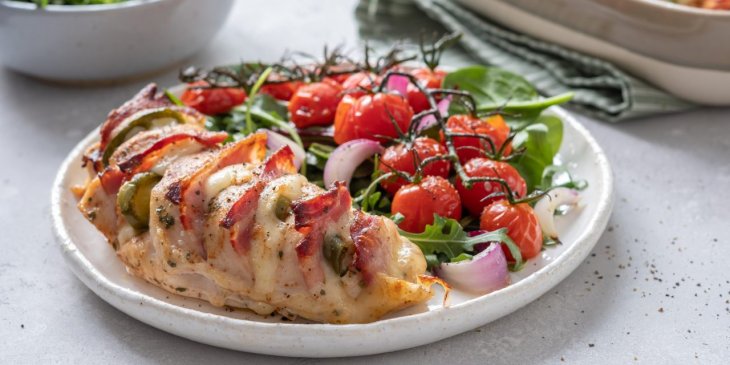 Фаршированная куриная грудка с беконом в духовке: рецепт праздничного блюда