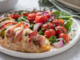 Фарширована куряча грудка з беконом у духовці: рецепт святкової страви