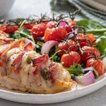 Фаршированная куриная грудка с беконом в духовке: рецепт праздничного блюда
