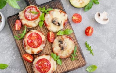 И вкусно поесть, и лишних кило не набрать: рецепт полезной пиццы из баклажанов в духовке