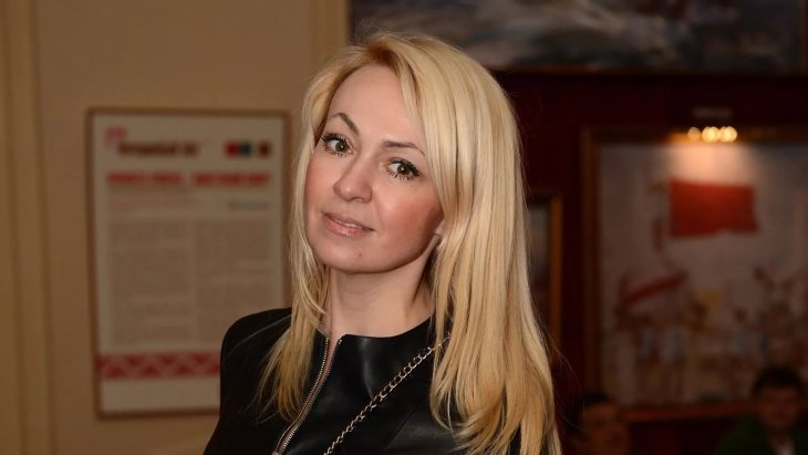 Яна Рудковская встречает весну в синем настроении