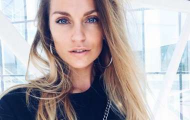 Александра Савельева позирует в стильном луке от Max Mara