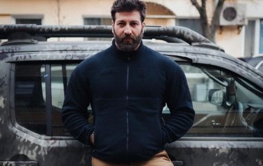 Известный шоумен-защитник набил на всю спину огромное патриотическое тату и на видео показал процесс