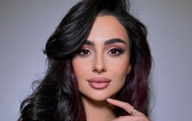 Анна Тринчер в откровенном купальнике похвасталась соблазнительными формами