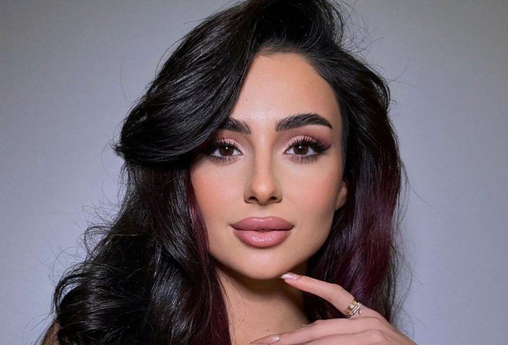 Анна Тринчер в откровенном купальнике похвасталась соблазнительными формами