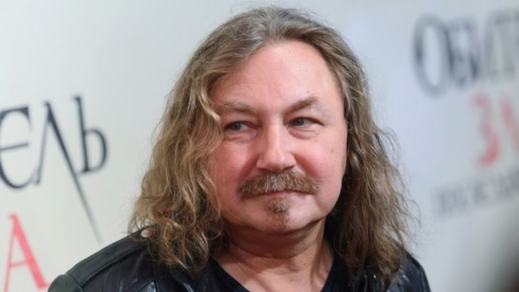 Рекламный постер Игоря Николаева оказался в соседстве с «Арией» и…навозом