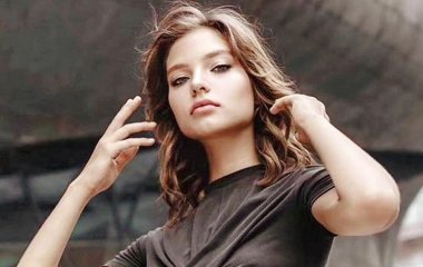 Алеся Кафельникова в стильном костюме блистала на открытии pop-up-бутика Bvlgari
