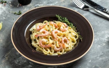 Сытный ужин за 30 минут: рецепт пасты с креветками в сливочном соусе