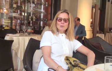 Юлия Высоцкая продемонстрировала осенний аутфит в белых тонах