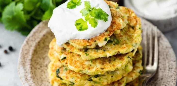 Бюджетные оладьи из брокколи: полезный перекус за 15 минут
