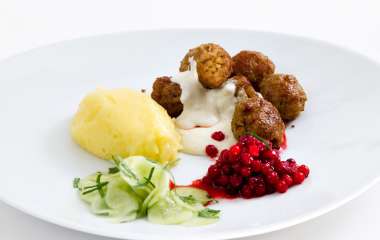 Фрикадельки с каперсами в сливочном соусе с отварным картофелем