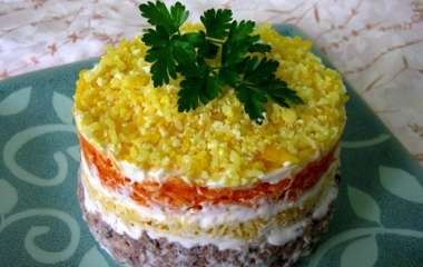 Салат с сайрой, морковью и сыром