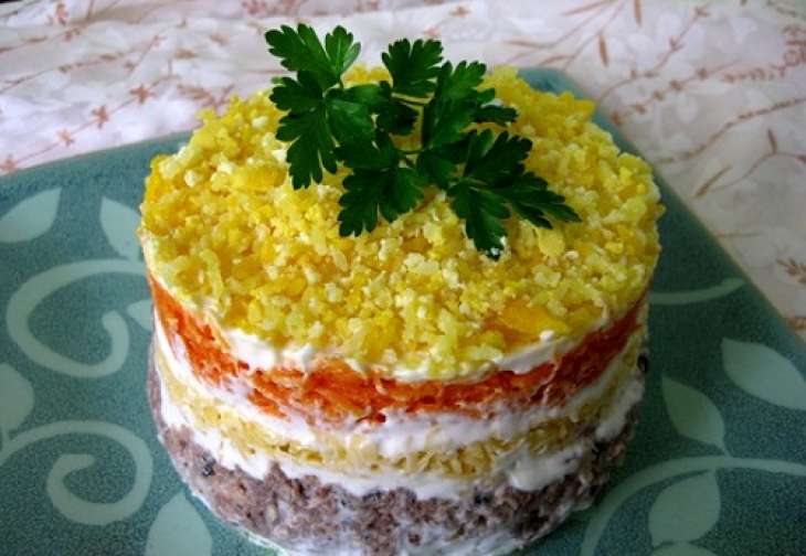 Салат с сайрой, морковью и сыром