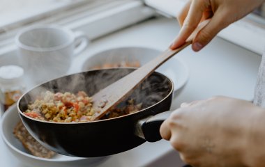 Професор відповів на запитання, чи шкідлива повторно розігріта їжа.