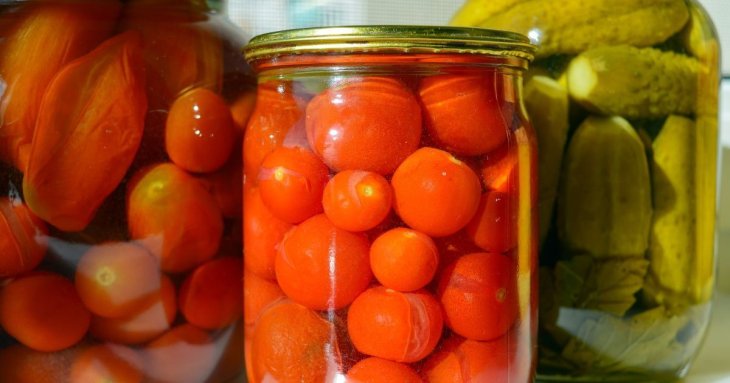 Як правильно зберігати домашню консервацію: поради для тих, у кого немає підвалу
