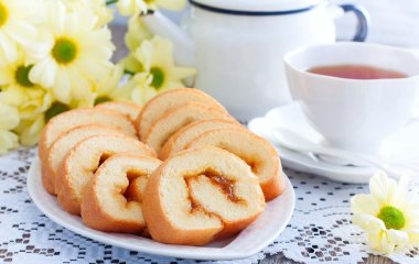 Как приготовить домашний рулет с вареньем
