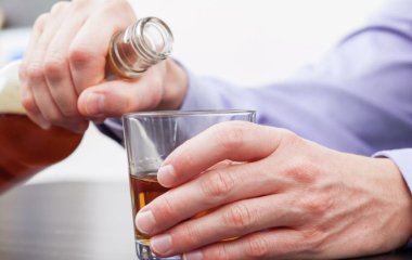 Терапевт пояснив, чи поєднується алкоголь із назальною вакциною від COVID-19
