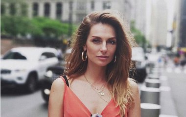 Саша Савельева впервые улетела с сыном за границу