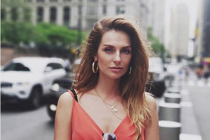 Саша Савельева впервые улетела с сыном за границу
