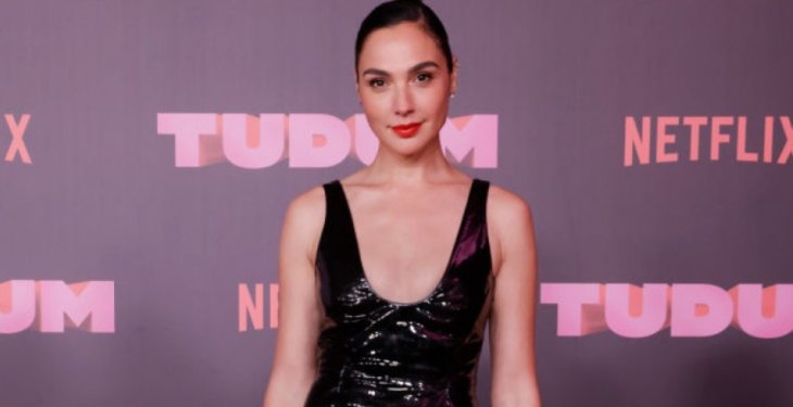 Галь Гадот в роскошном облегающем платье появилась на премьере фильма