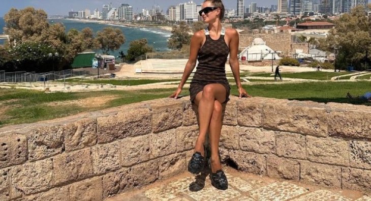 Ксения Мишина в коротеньком платье посветила стройными ножками