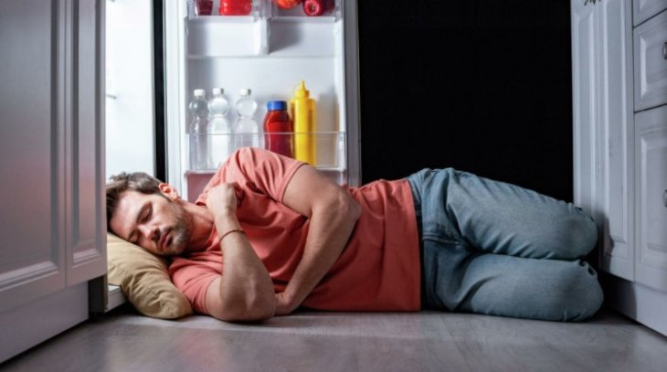 Дієтолог пояснив, у яких випадках їсти перед сном не шкідливо