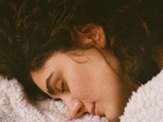 Уві сні чи увісні: як правильно писати українською та чому це правило простіше, ніж здається