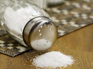 Погано впливає на серце та нирки: чому сіль може нашкодити організму та чим її замінити