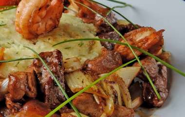 Свинина по-таежному с грибами и ягодами можжевельника