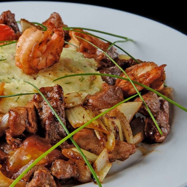 Свинина по-таежному с грибами и ягодами можжевельника