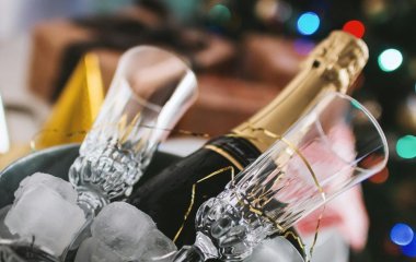 Не робіть цього: п’ять звичок, що перетворюють навіть дороге шампанське на посередність