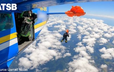 Жахливий момент: парашут зачепився за крило літака (відео)