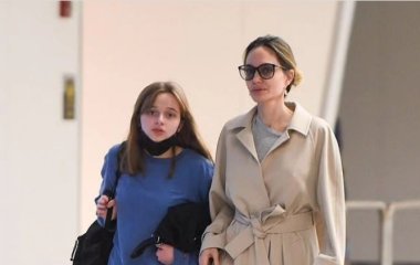 В туфлях и стильном плаще: Анджелина Джоли продемонстрировала осенний образ