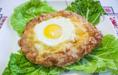 Шницель кордон блю с гарниром из слайсов цукини и картофеля