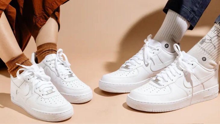 Как отстирать белые кроссовки от грязи и желтых пятен: три полезных лайфхака