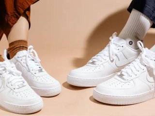 Как отстирать белые кроссовки от грязи и желтых пятен: три полезных лайфхака