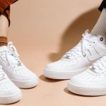 Как отстирать белые кроссовки от грязи и желтых пятен: три полезных лайфхака