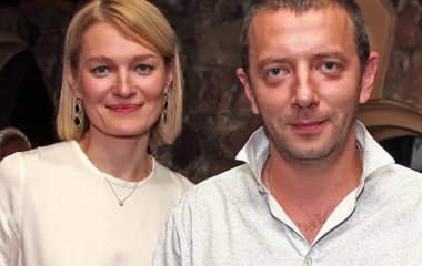 Виктория Толстоганова вышла в свет со своим мужем