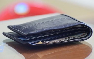 Загублений гаманець учня знайшли за стіною школи через 51 рік