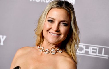 Как выглядят 42-летняя Кейт Хадсон и ее мать – 75-летняя Голди Хоун – в купальниках на пляже