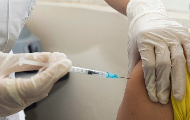 Онколог заявил об отсутствии связи между раком и вакцинацией от COVID