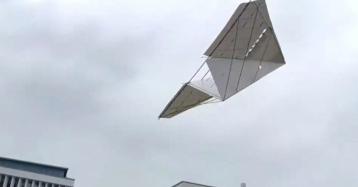 Учні створили найбільший у світі паперовий літак на радіокеруванні — фото