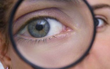 Медики рассказали, какие изменения зрения могут указывать на возможную опухоль мозга