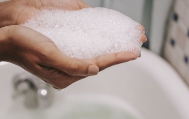 Що вибрати для душу, тверде мило чи гель, розповіли дерматологи