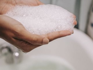 Що вибрати для душу, тверде мило чи гель, розповіли дерматологи