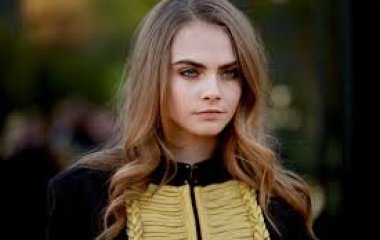 Кайя Гербер и Кара Делевинь замечены за объятиями на протестной акции 