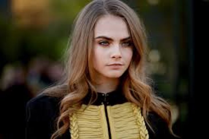 Кайя Гербер и Кара Делевинь замечены за объятиями на протестной акции